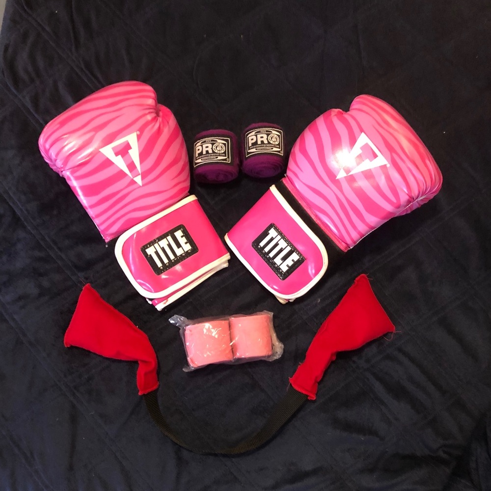 Title pink boxing gloves/accessories